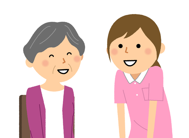 介護スタッフと笑い合う高齢者の女性