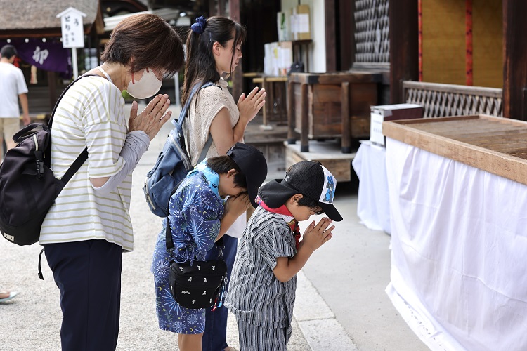 下鴨神社でお参りをする下坂さんの家族