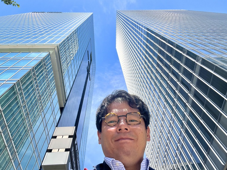 ビルを背景にした下坂さん