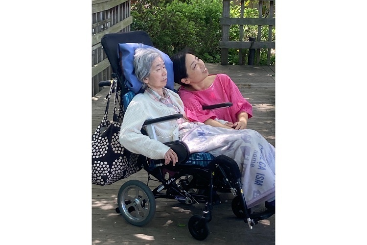 恩蔵絢子さんと母の写真