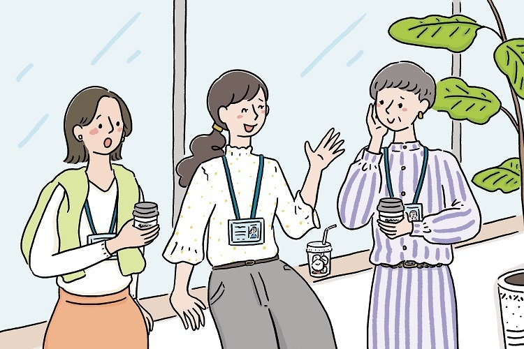 同僚や上司と日常会話をしている女性