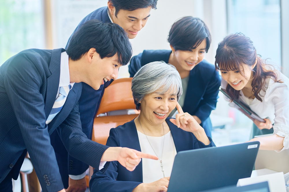 シニアの女性が働いている様子