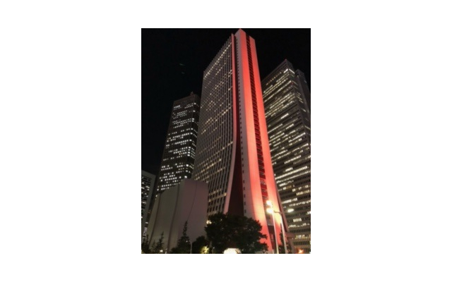 ライトアップされた損保ジャパンの本社ビル