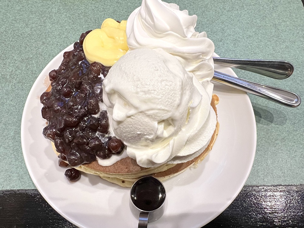 アイスクリームと小豆と生クリームをトッピングしたホットケーキ