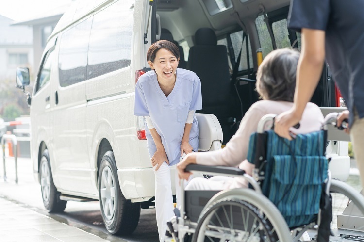 高齢者の送迎をする介護士