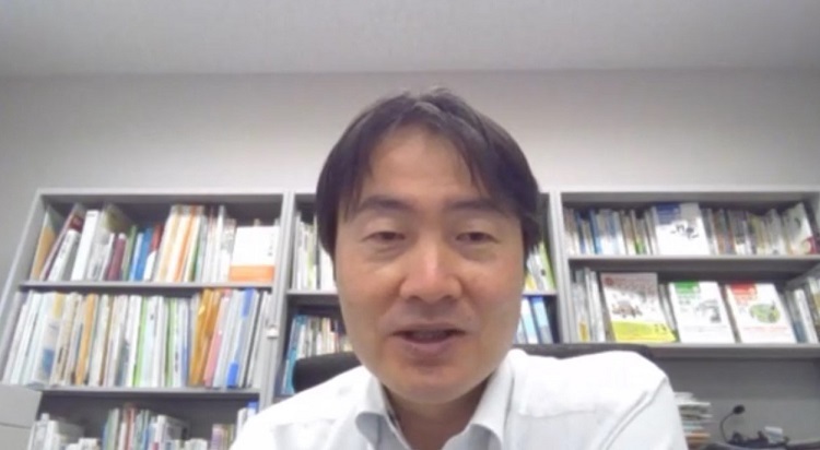 講演をする成本先生