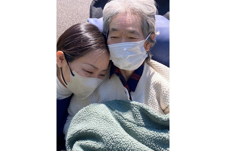 恩蔵絢子さんと母の写真