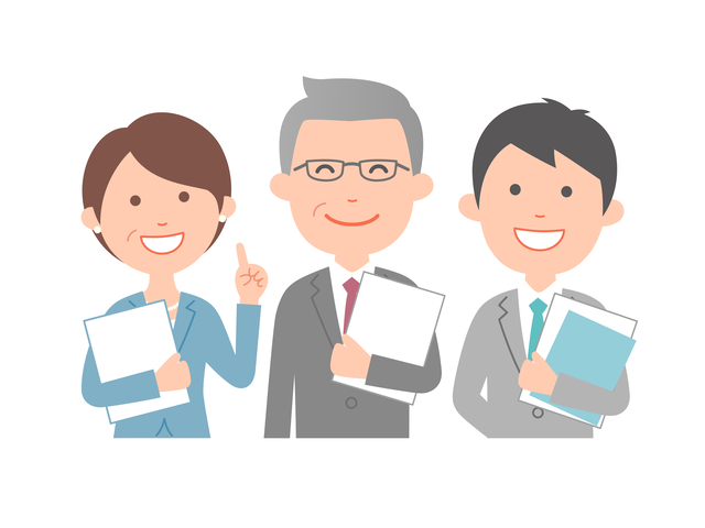 書類を持って笑っている3人の会社員