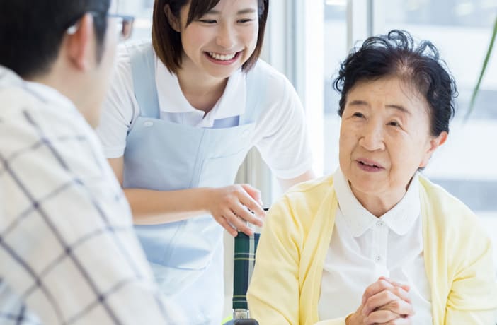 介護を受ける高齢者の女性