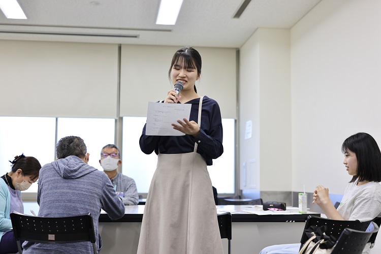 認知症普及啓発プロジェクトで発表をする学生