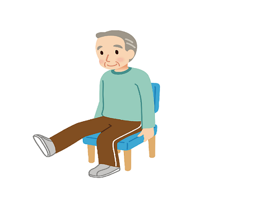 椅子に座って浮腫み予防の体操をする男性