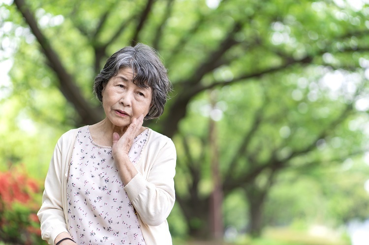 悩んでいる高齢者の女性