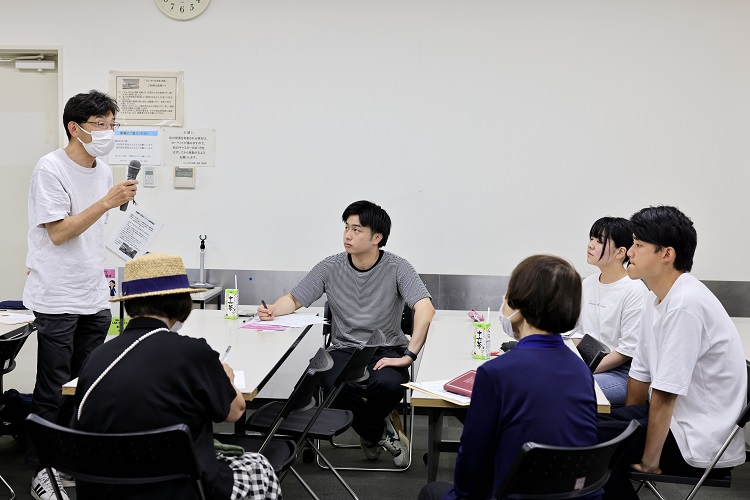 学生の前で講演をする下坂厚さん