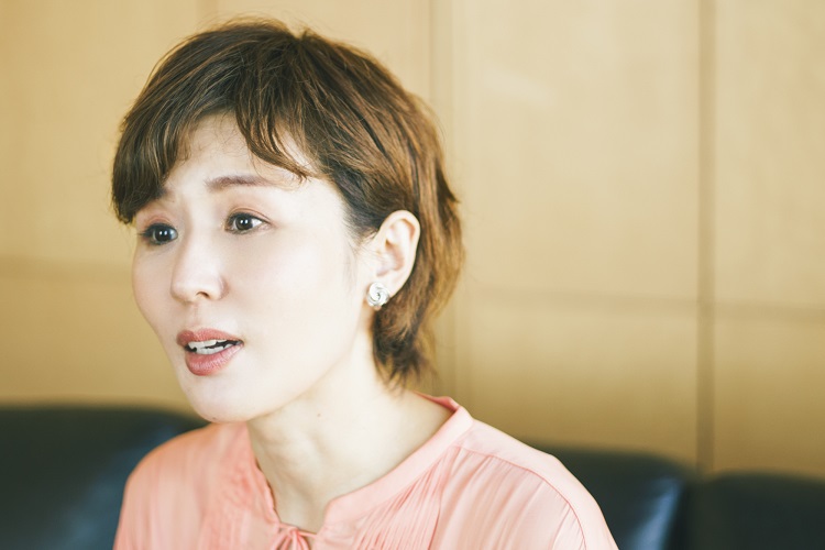 インタビューに答えるにしおかすみこさん
