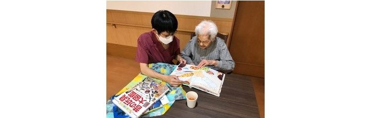 読書をしながら回想法をしている様子